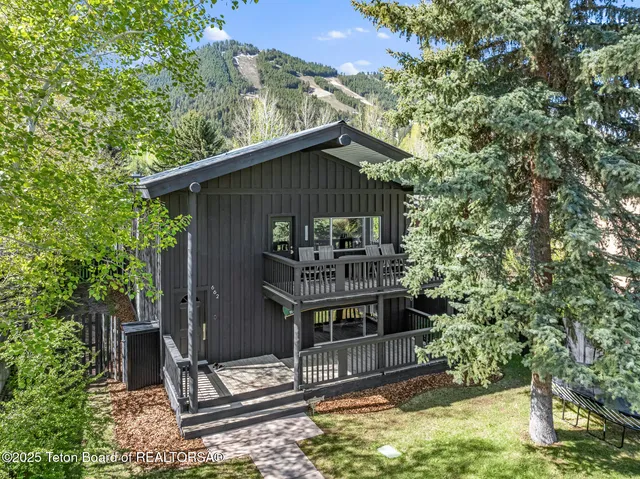 $2,800,000 | 662 East Hansen Avenue, Jackson, WY 83001