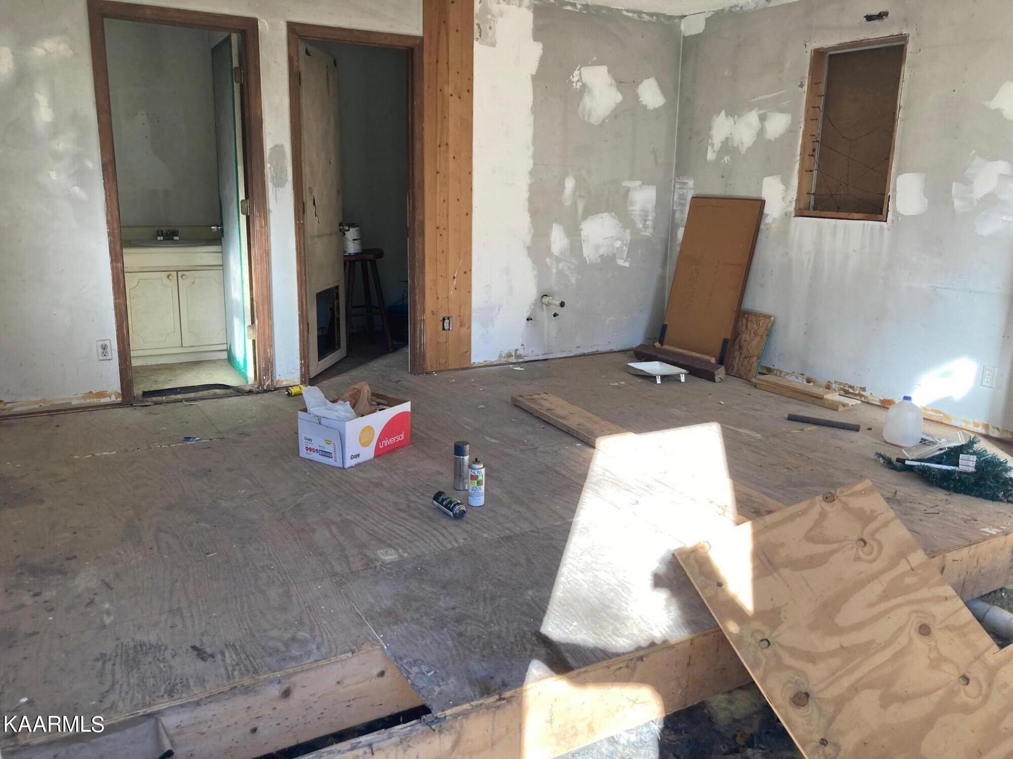 115 Patterson Road Oliver Springs, TN 37840 - Photo 7 of 14 inside of building
