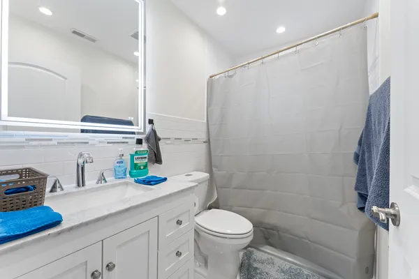 $3,500 | 3452 North Newcastle Avenue, Chicago, IL 60634