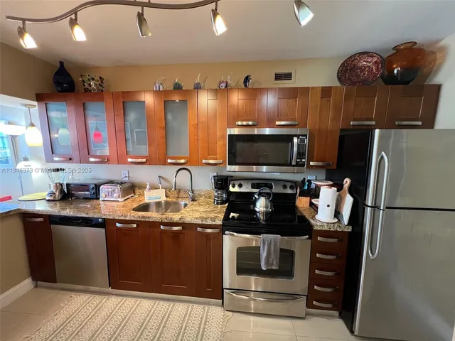 $420,000 | 100 Lincoln Road, Unit 1226, Miami Beach, FL 33139