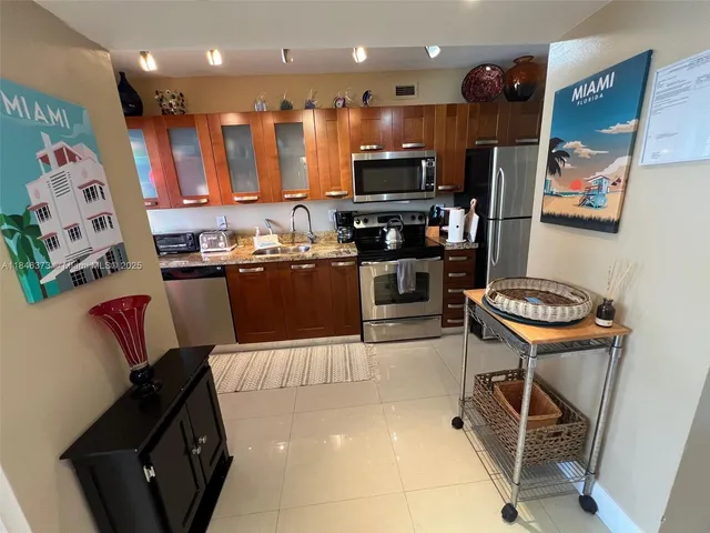 $420,000 | 100 Lincoln Road, Unit 1226, Miami Beach, FL 33139