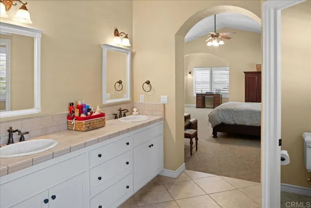 a en suite spacious bathroom with double sink and a mirror
