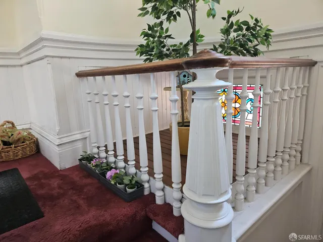 a room with lots of flowers