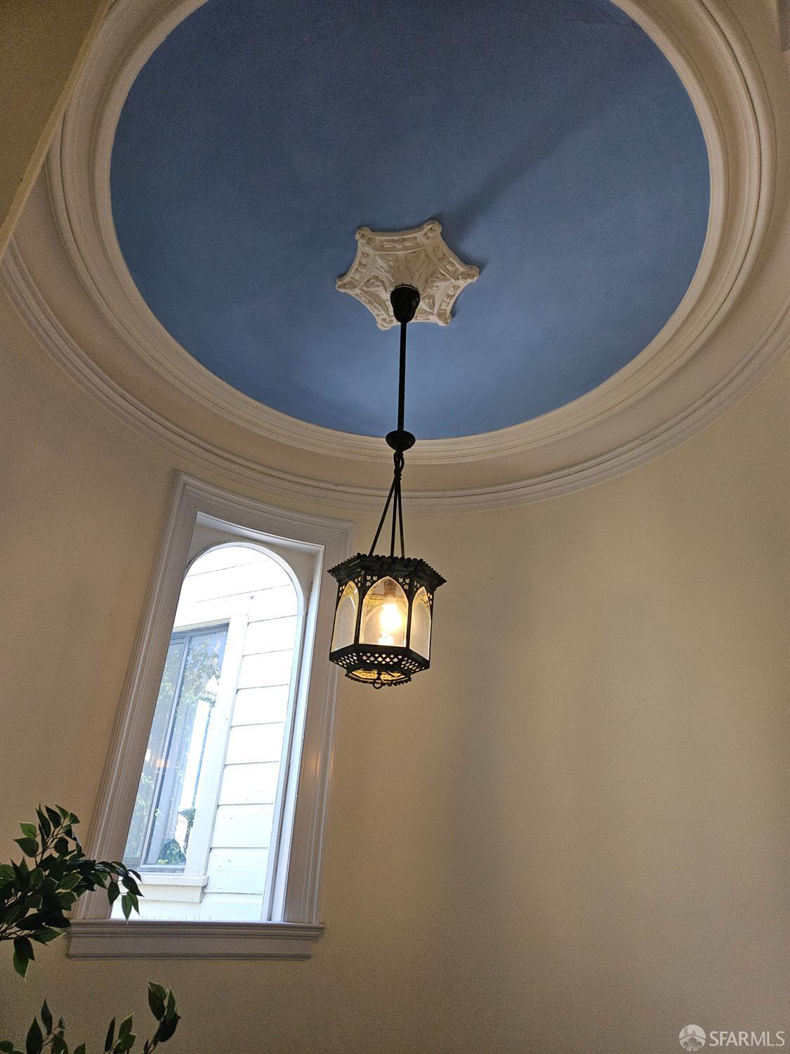 841-845 Fulton Street San Francisco, CA 94117 - Photo 7 of 32 a vase of flowers sitting on a table