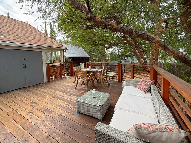 a view of a house with backyard