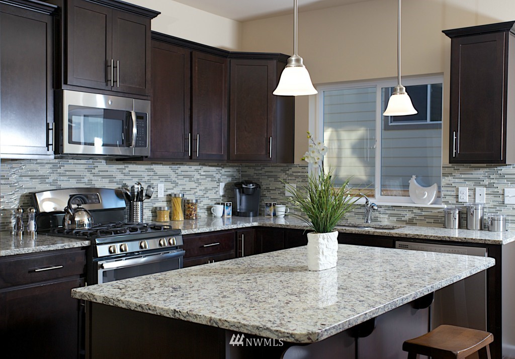 1506 Pierce Avenue Northeast Renton, WA 98056 - Photo 2 of 17 Gallery Image 2