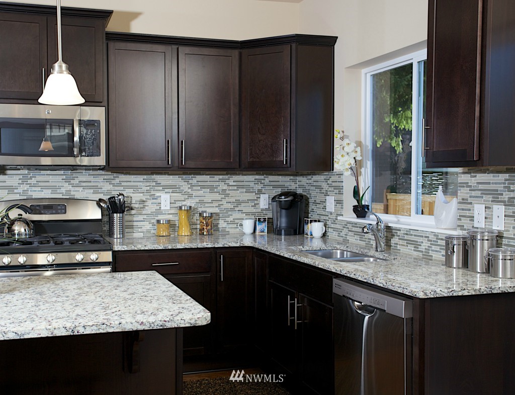 1506 Pierce Avenue Northeast Renton, WA 98056 - Photo 3 of 17 Gallery Image 3