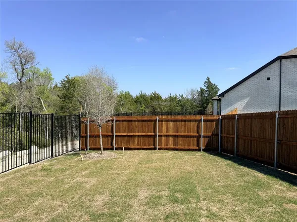 a view of a house with backyard
