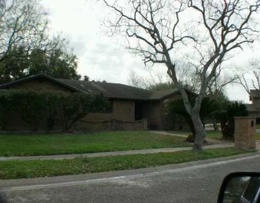 a view of a yard in front of a house