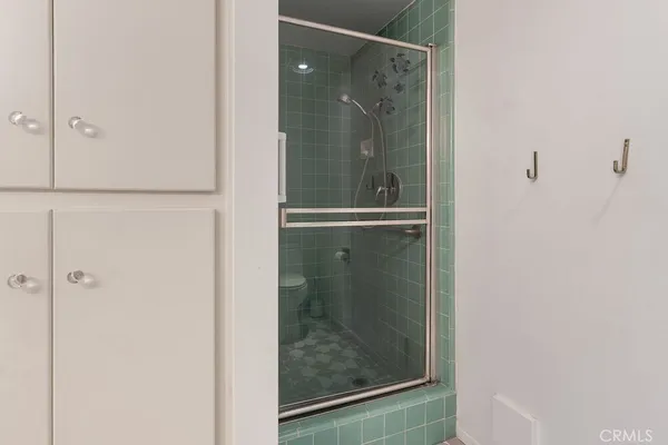 a en suite bathroom with a double vanity sink and a mirror