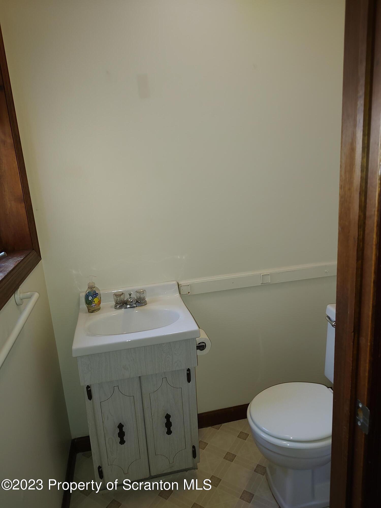 940 South Main Street Scranton, PA 18517 - Photo 15 of 33 1/2 Bathroom