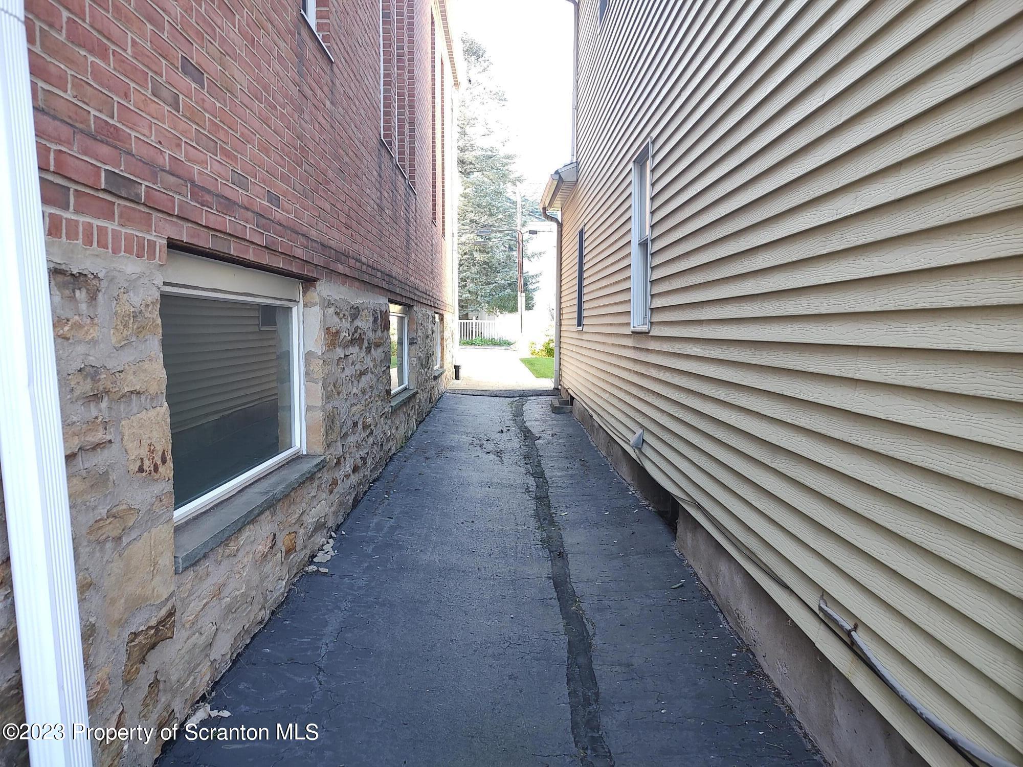 940 South Main Street Scranton, PA 18517 - Photo 5 of 33 Left Side Facing