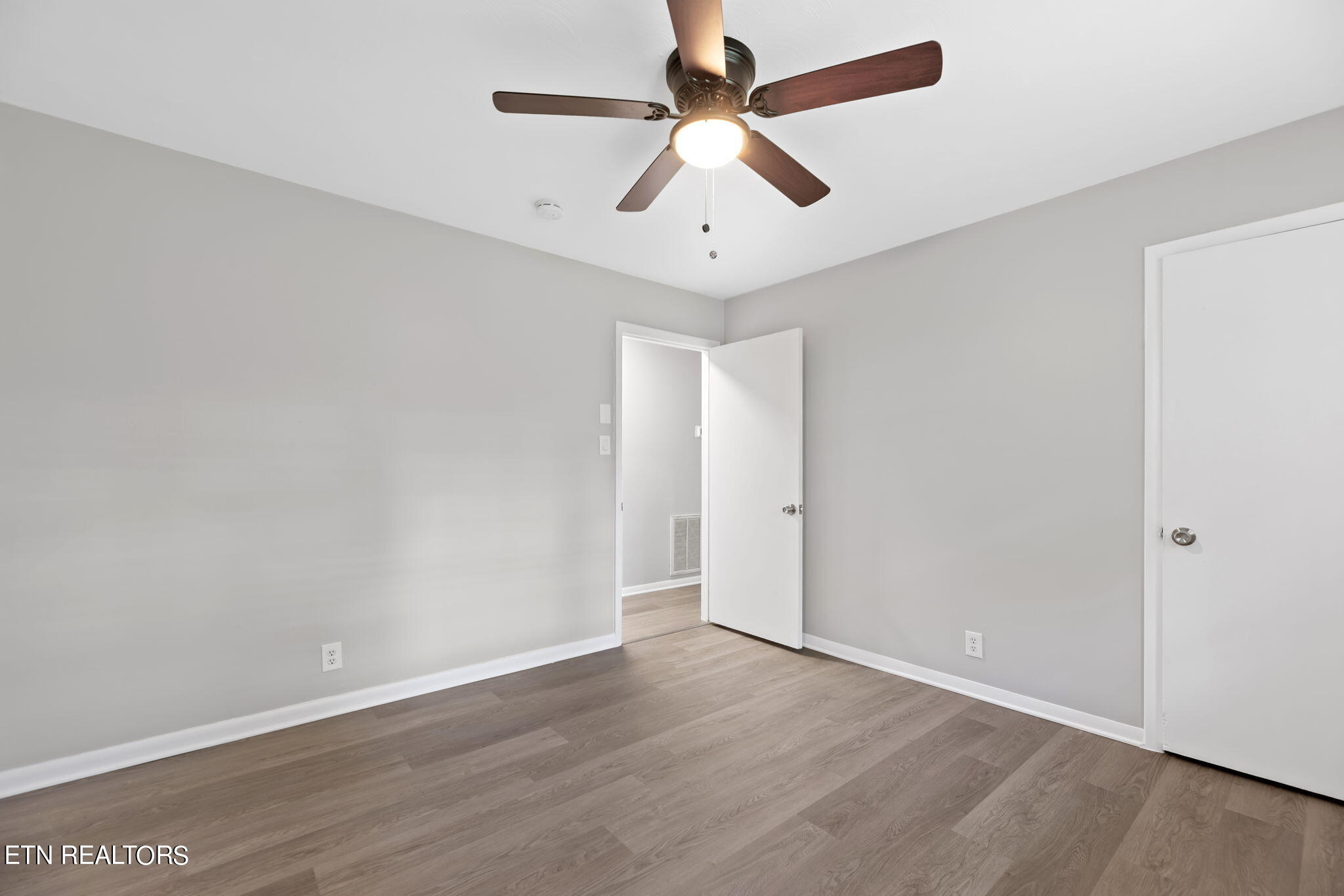 8114 Sharp Road Powell, TN 37849 - Photo 21 of 39 21-web-or-mls-Shrp8114 (81)