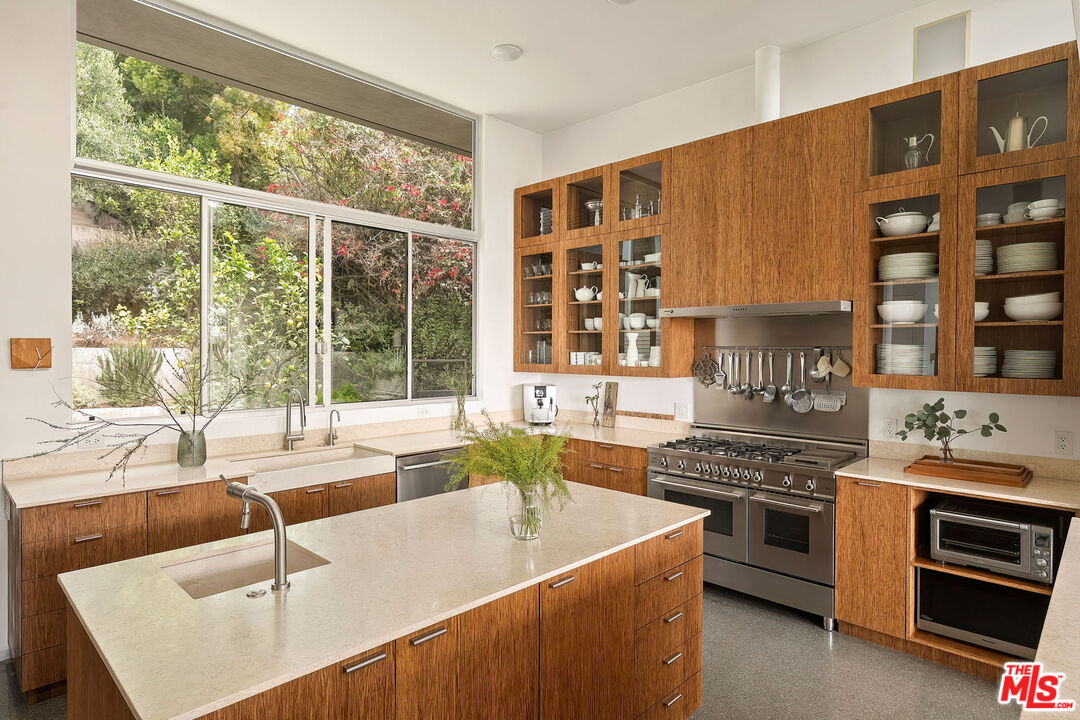 901 Kenter Way Los Angeles, CA 90049 - Photo 8 of 31