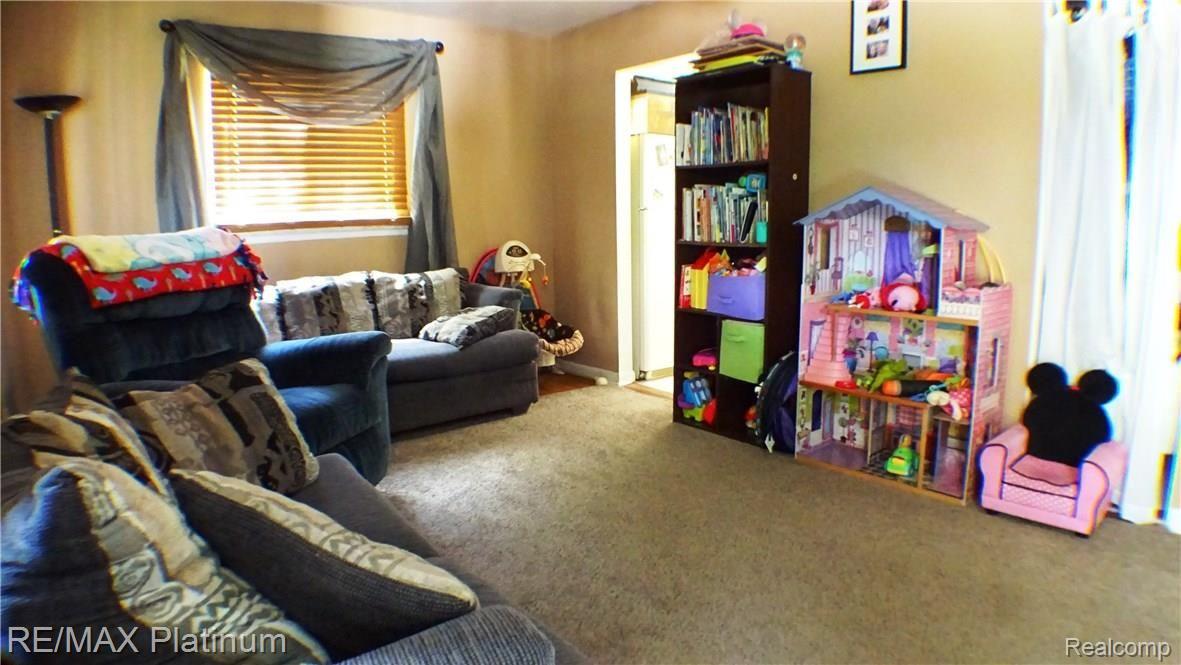422 Fowler Street Howell, MI 48843 - Photo 13 of 25 424 Living Room