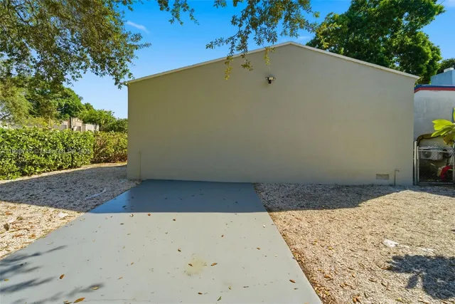 a view of a backyard