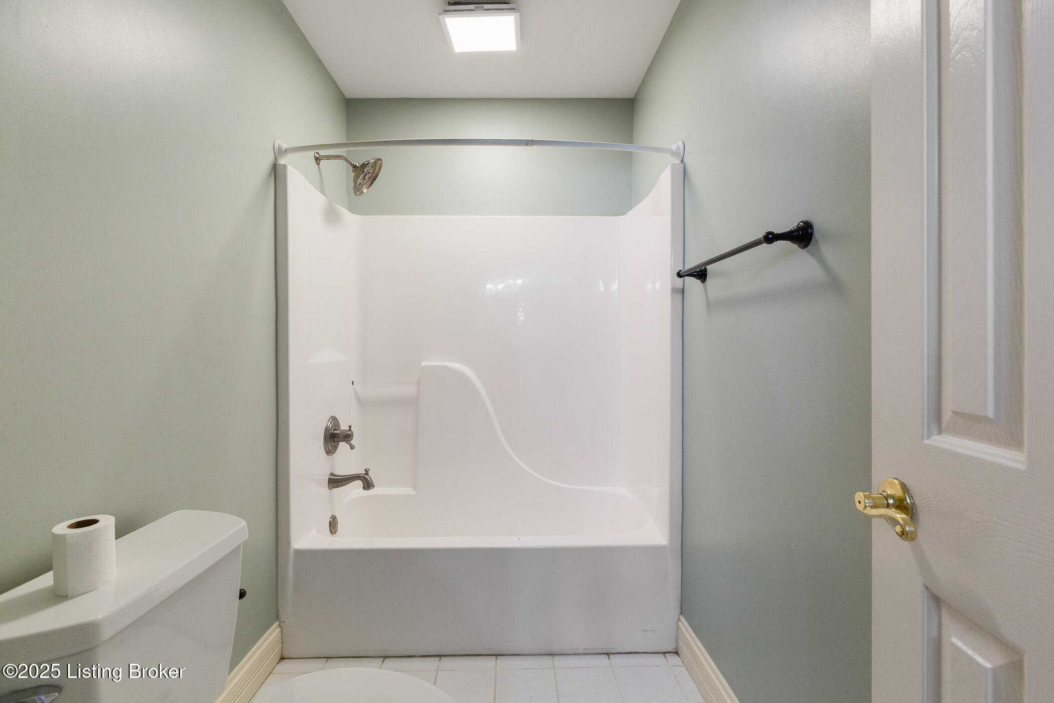 1908 Grand Ridge Road Louisville, KY 40214 - Photo 58 of 113 Full Bathroom