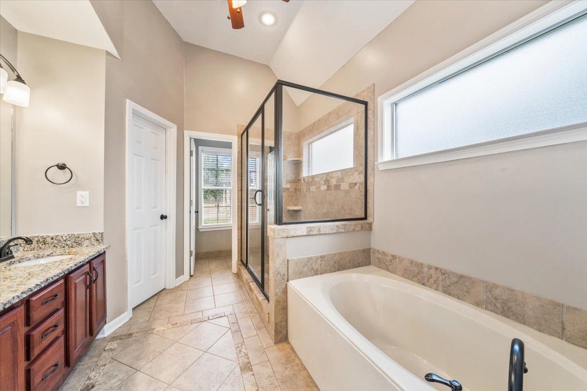 1279 River Ridge Drive Collierville, TN 38017 - Photo 13 of 28 a bathroom with a tub a sink and a large mirror