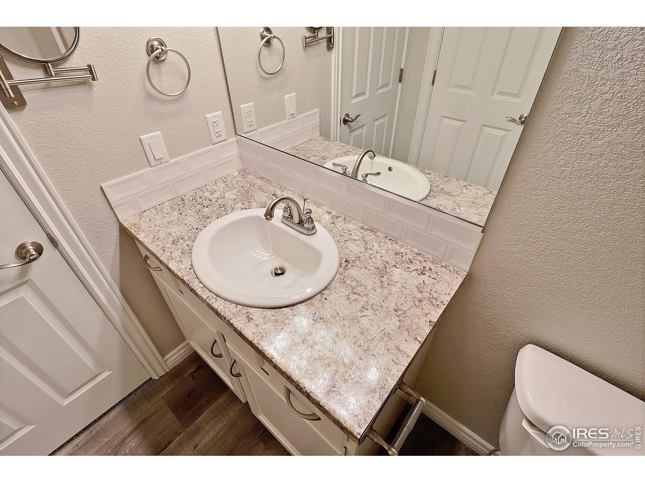 4672 West 20th Road, Unit 525 Greeley, CO 80634 - Photo 29 of 35 a bathroom with a granite countertop sink and a mirror