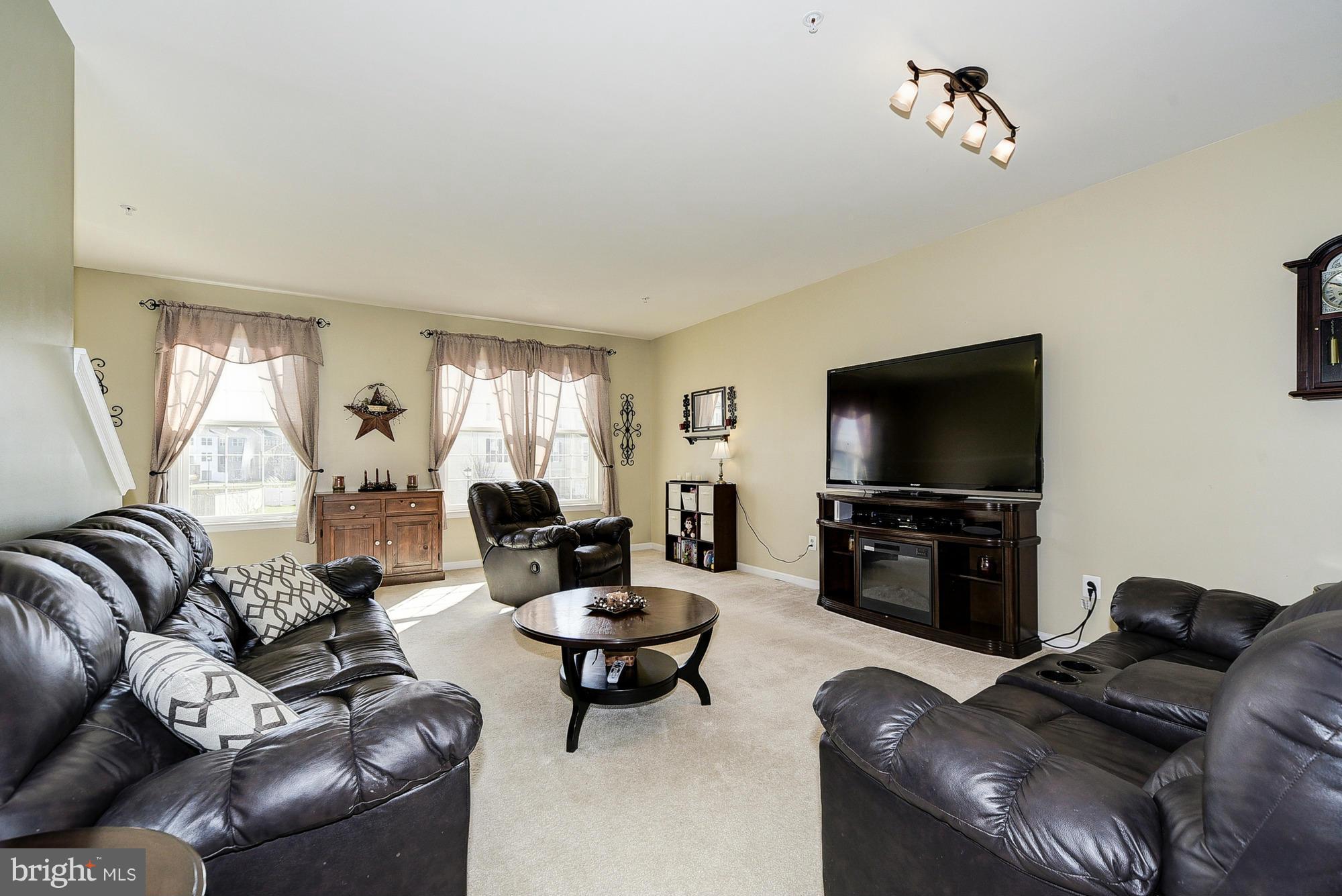 12936 Yellow Jacket Road Hagerstown, MD 21740 - Photo 8 of 30 Living Room
