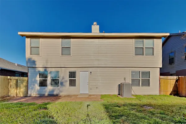 a view of front of a house with a yard