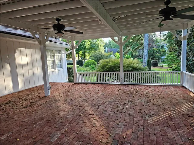 a view of a backyard