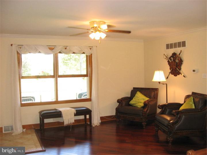 70 Island Road Monroeville, NJ 08343 - Photo 3 of 25 Living Room