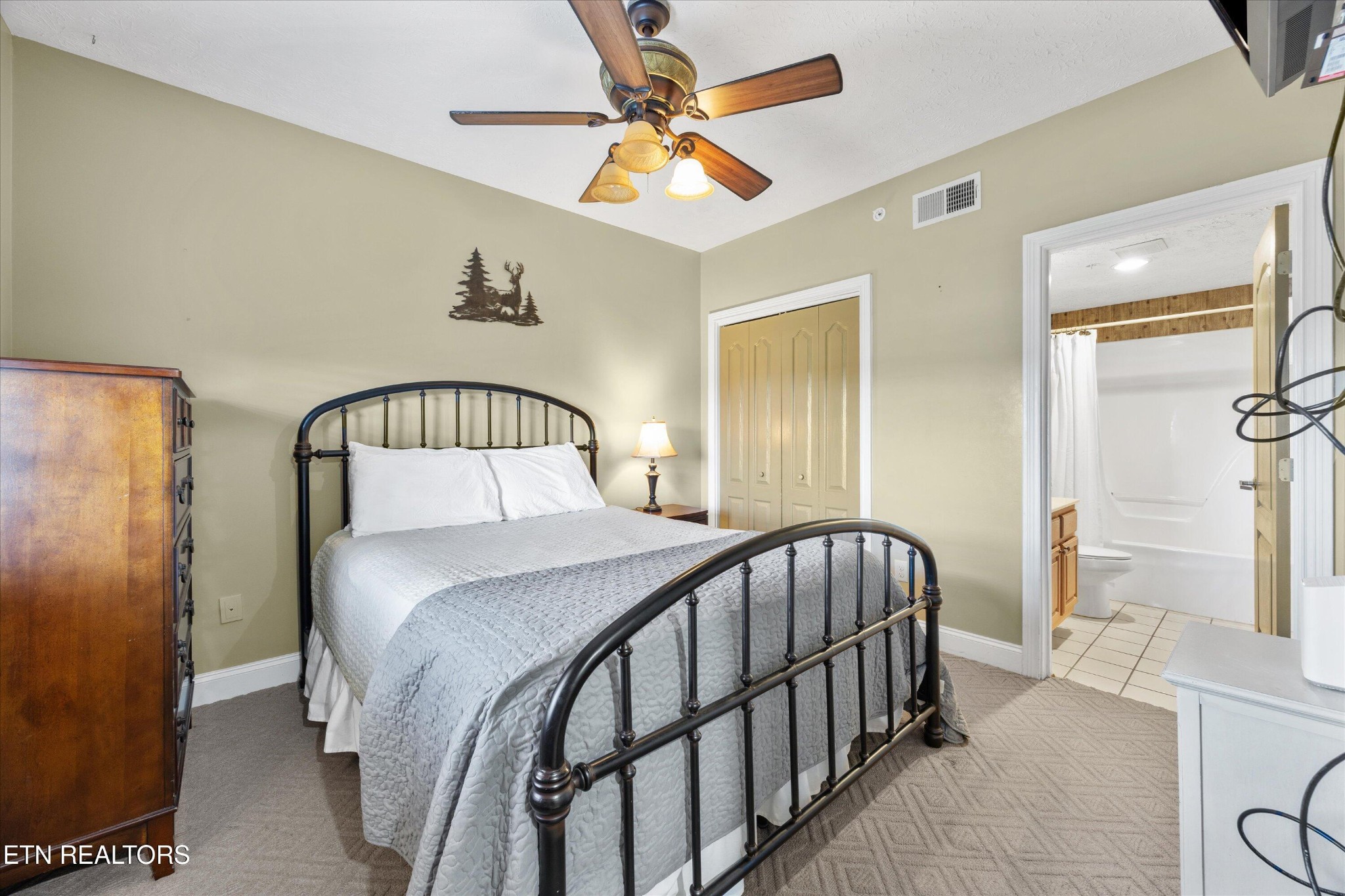 818 Golf View Boulevard, Unit 1502 Sevierville, TN 37863 - Photo 13 of 27 a bedroom with a bed and a chandelier