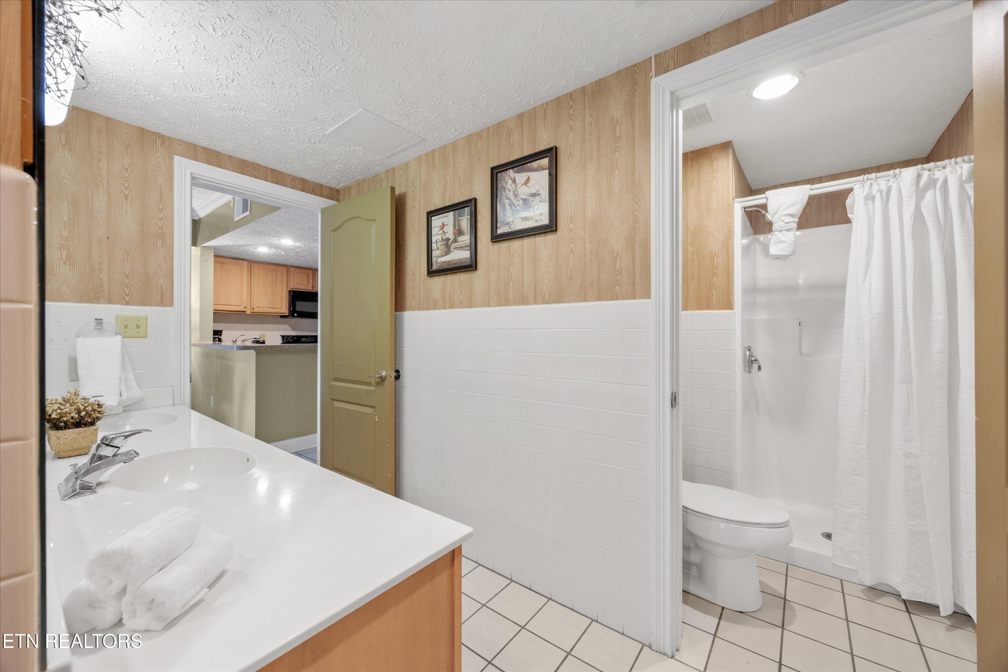 818 Golf View Boulevard, Unit 1502 Sevierville, TN 37863 - Photo 15 of 27 a bathroom with a sink a toilet and shower