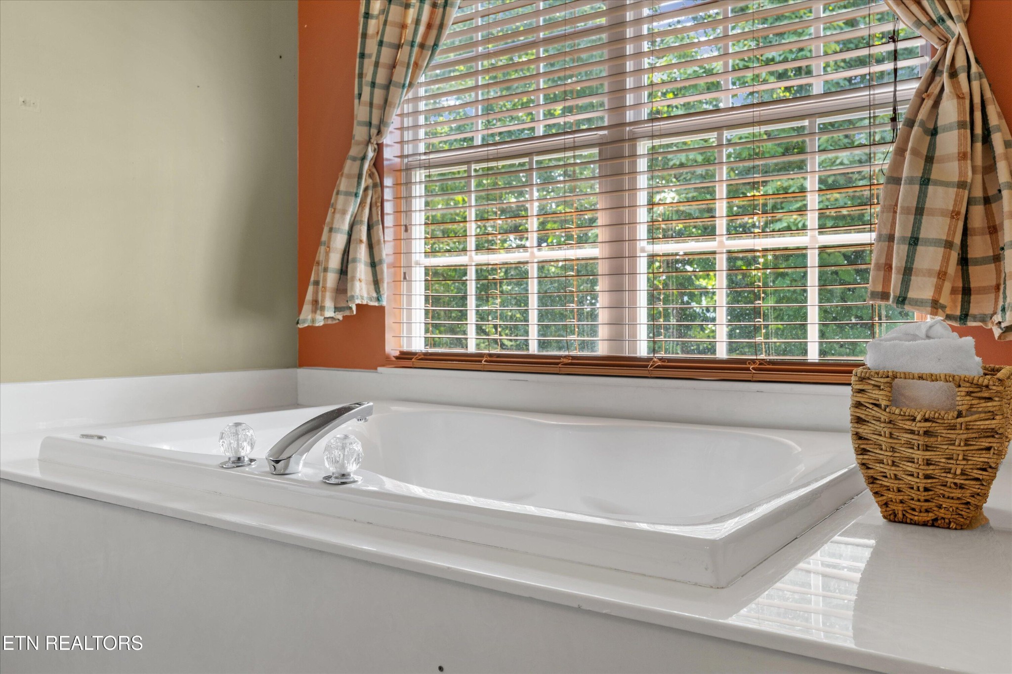 818 Golf View Boulevard, Unit 1502 Sevierville, TN 37863 - Photo 18 of 27 a bathroom with bathtub and window