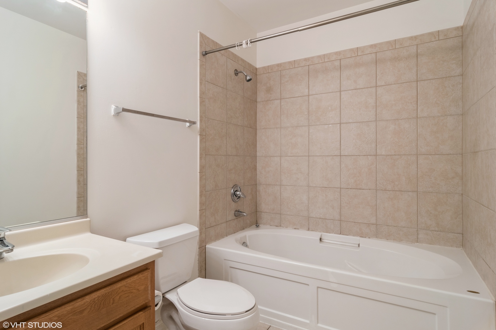 8 West Monroe Street, Unit 705 Chicago, IL 60603 - Photo 7 of 10 a bathroom with a bathtub toilet and sink