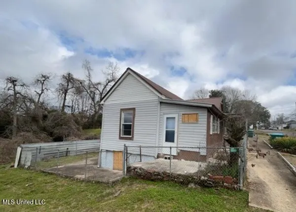 $11,600 | 3104 10th Street, Meridian, MS 39301
