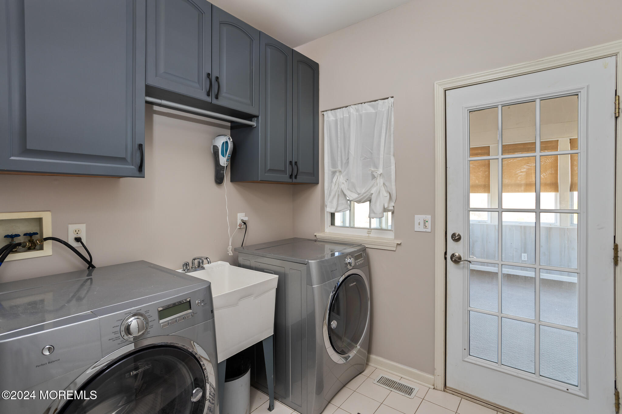 115 Holmes Mill Road Cream Ridge, NJ 08514 - Photo 19 of 49 a utility room with dryer and washer