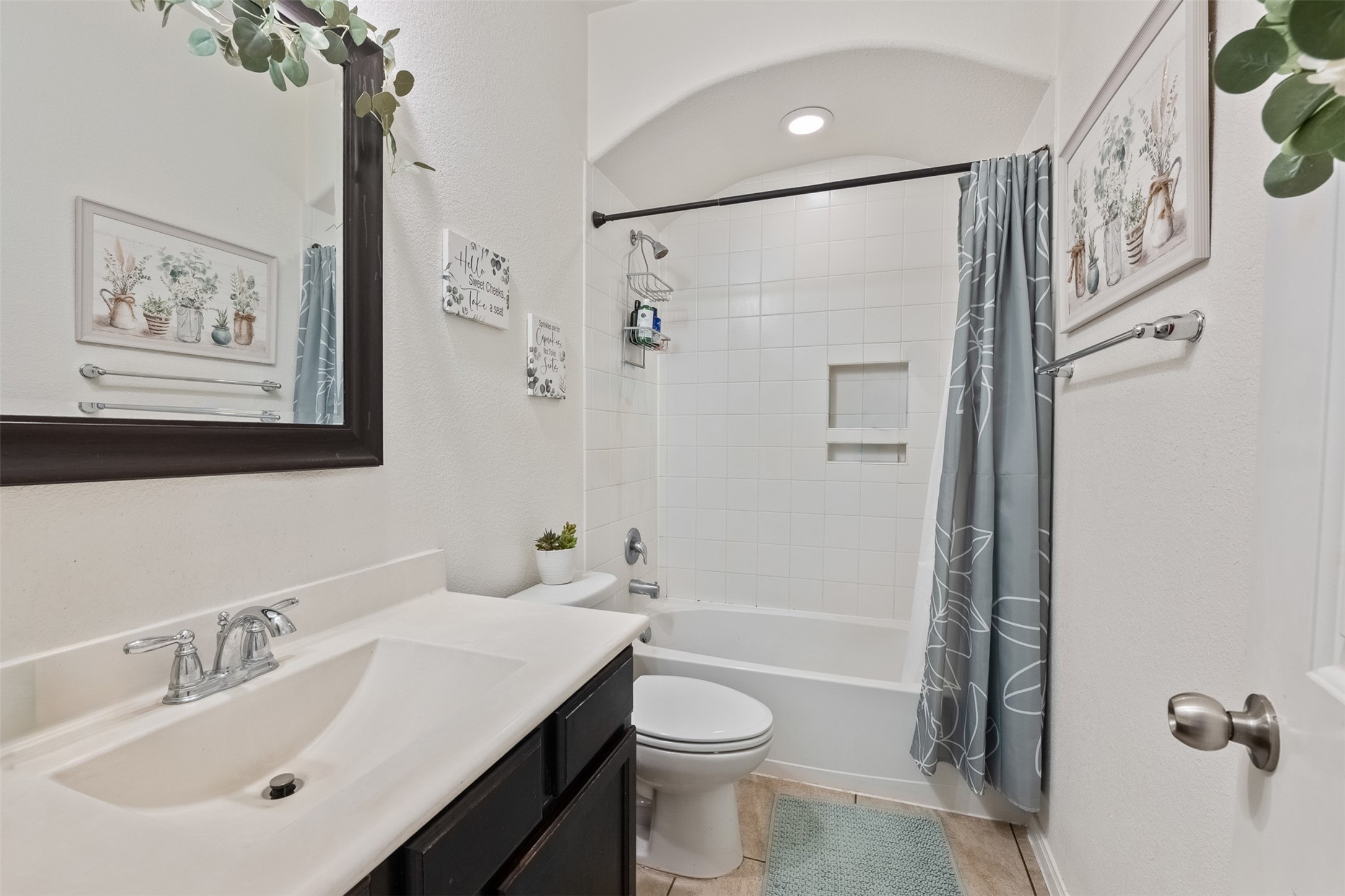 9114 Silver Back Trail Conroe, TX 77303 - Photo 19 of 24 2nd Bathroom