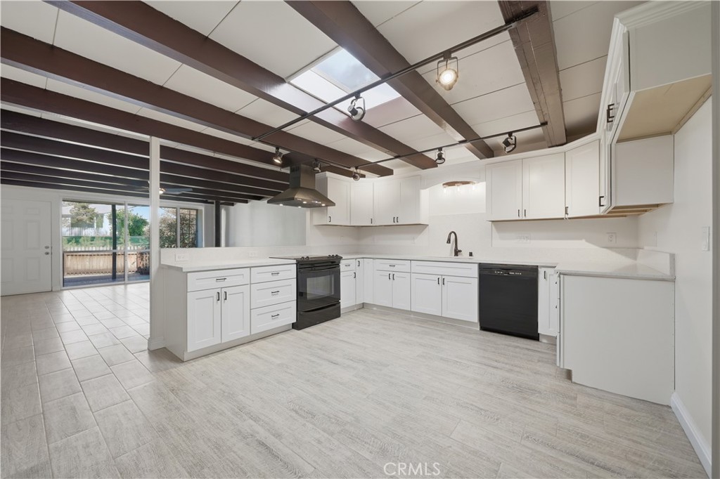 600 Gibbel Road Hemet, CA 92543 - Photo 6 of 28 Large and open kitchen area w new self closing cabinets and quartz counterterops.