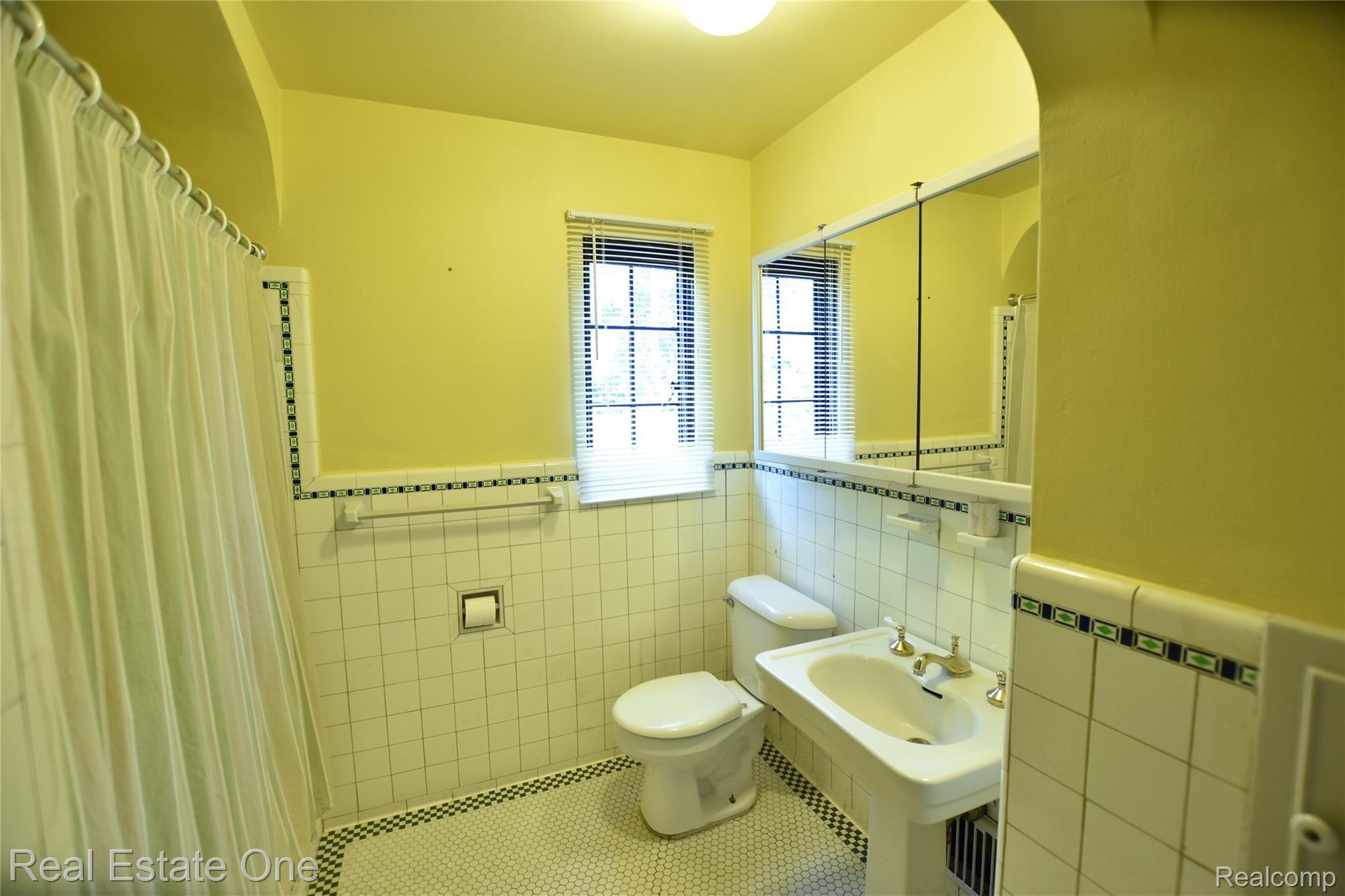 206 Chippewa Road Pontiac, MI 48341 - Photo 28 of 35 roomy full bath w/original tile-work - wonderfully well-preserved!