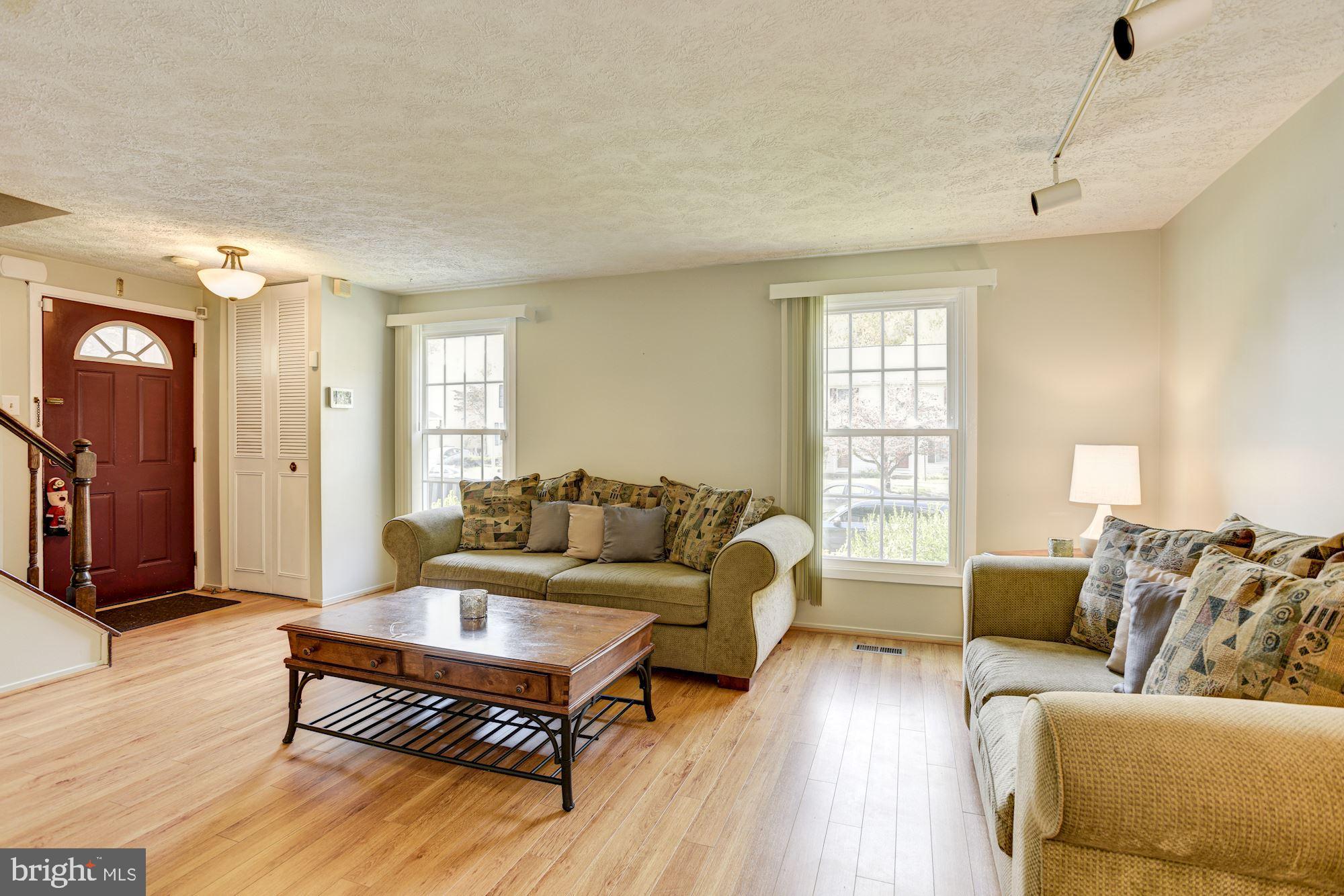 4823 Hawksbury Road Baltimore, MD 21208 - Photo 4 of 31 Living Room
