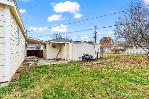 a view of a house with backyard and sitting area