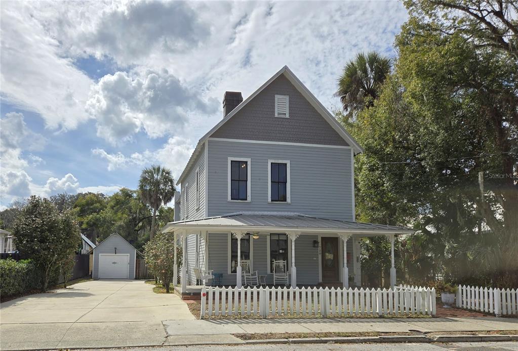 720 Southeast 3rd Street Ocala, FL 34471 - Photo 7 of 82 a front view of a house with a garden