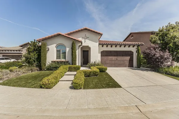 $660,000 | 1924 East Via Fiore Avenue, Fresno, CA 93730