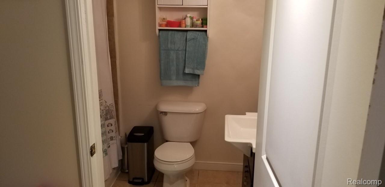 16304 East 10 Mile Road Eastpointe, MI 48021 - Photo 31 of 33 Private Bathroom.jpg