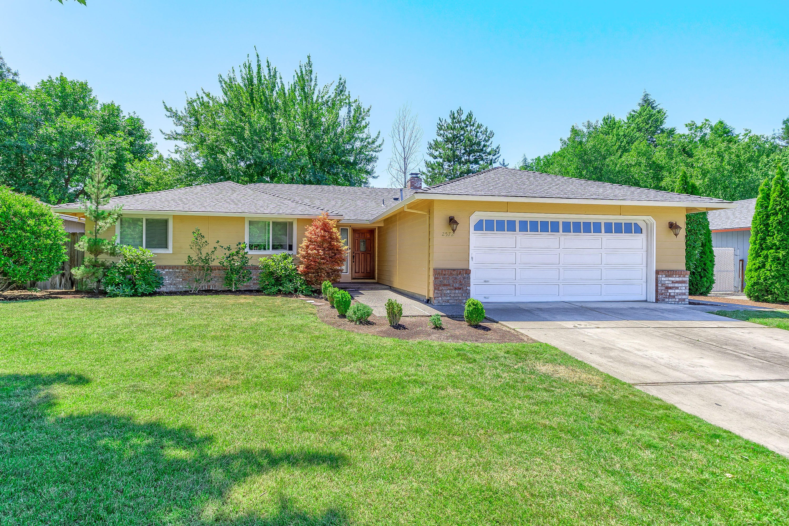 2572 Roberts Road Medford, OR 97504 - Photo 31 of 33 2 Car Garage