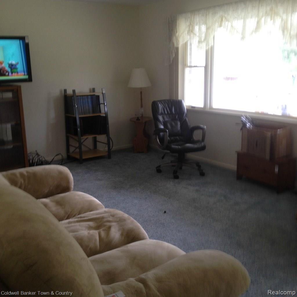 14325 Barnes Road Byron, MI 48418 - Photo 21 of 22 Livingroom