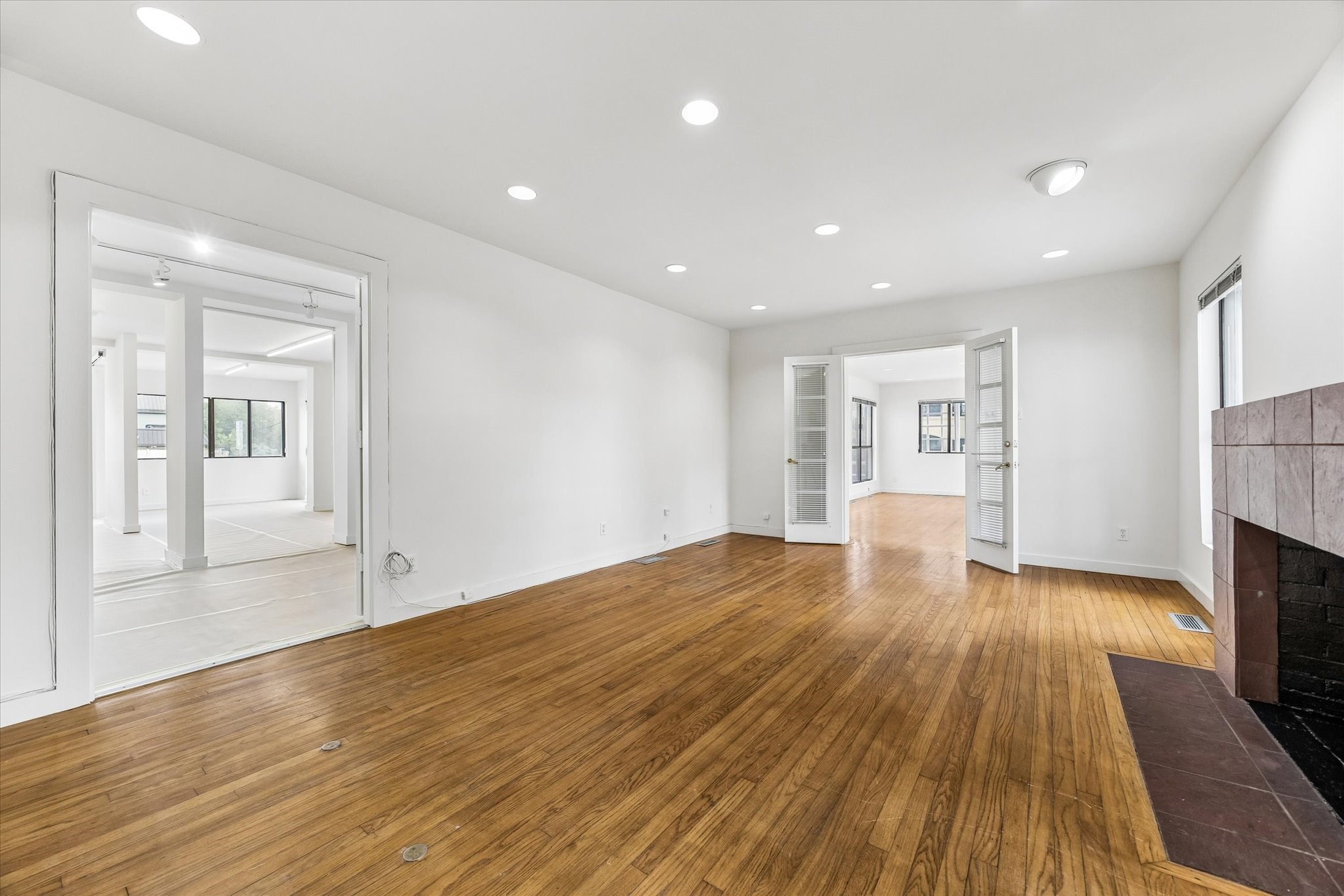 2402 Commonwealth Street Houston, TX 77006 - Photo 30 of 45 a view of empty room with wooden floor and fireplace
