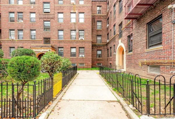 $2,450 | 62-64 Saunders Street, Unit 3P | Rego Park