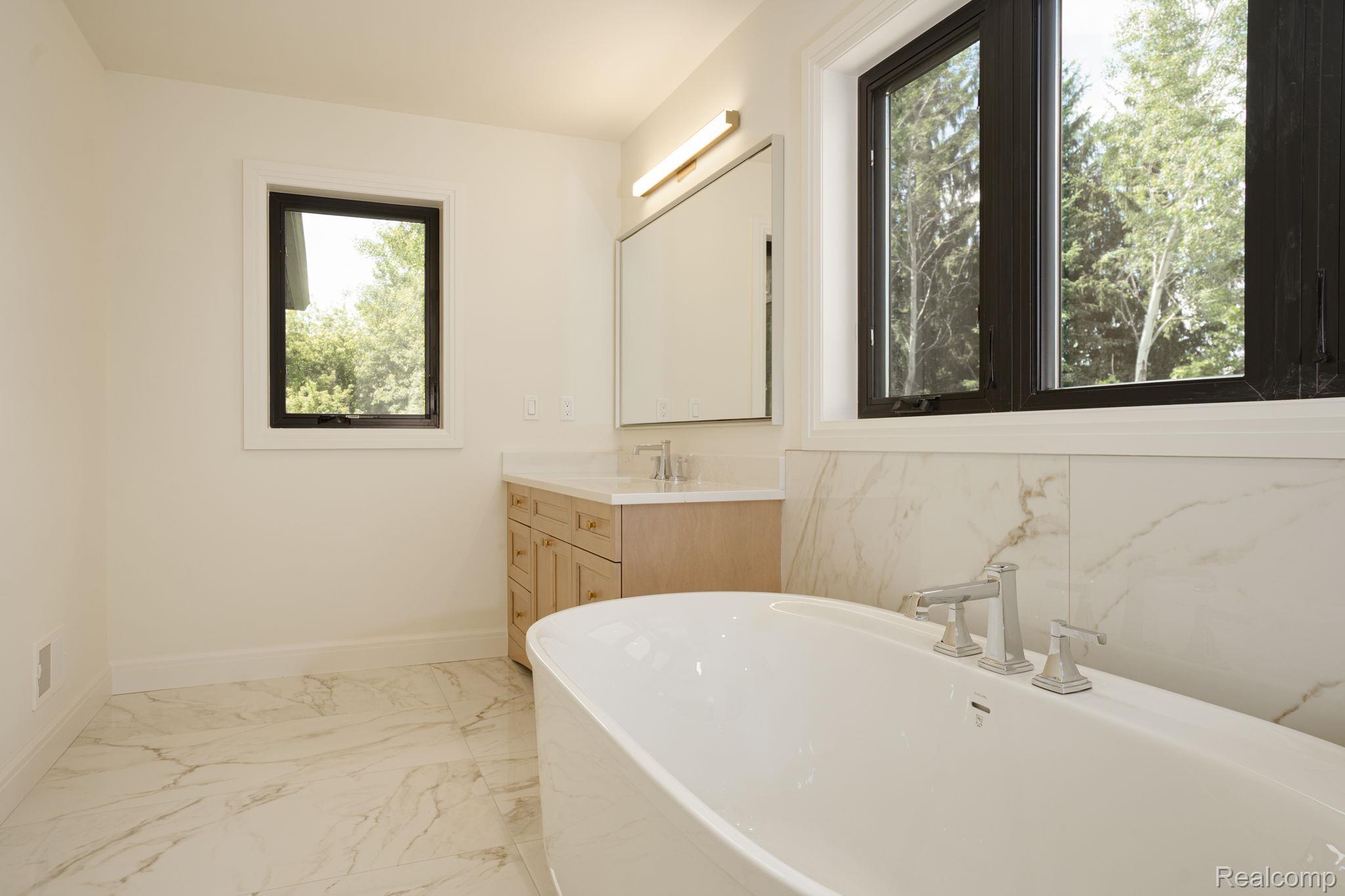 3836 Coachwood Lane Rochester, MI 48309 - Photo 74 of 82 Freestanding soaking tub with polished chrome fixtures