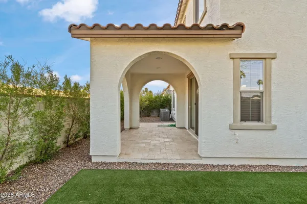 a view of a back yard