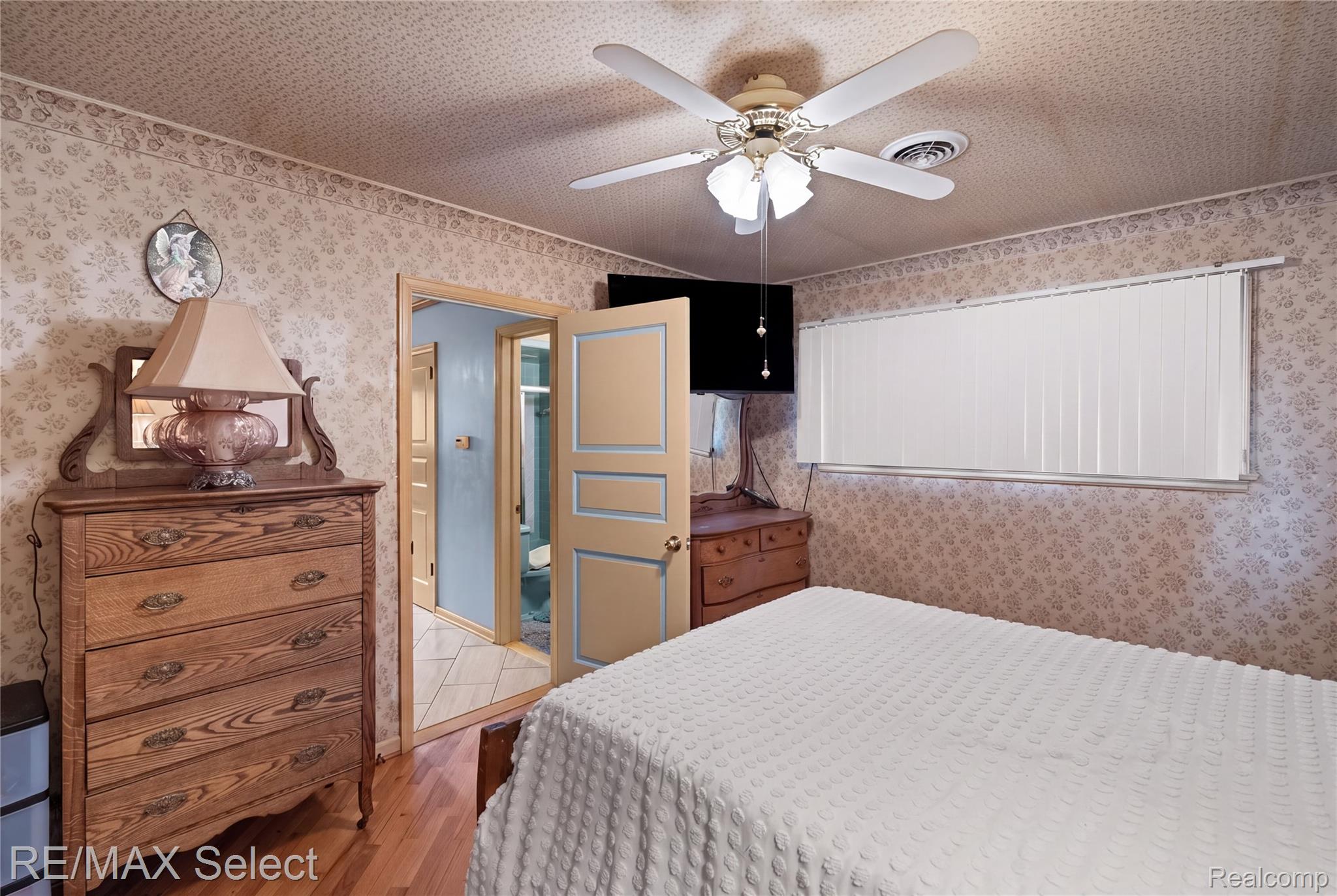 11080 Lapeer Road Davison, MI 48423 - Photo 38 of 64 Wood-finish flooring with a ceiling fan light fixture and window blinds