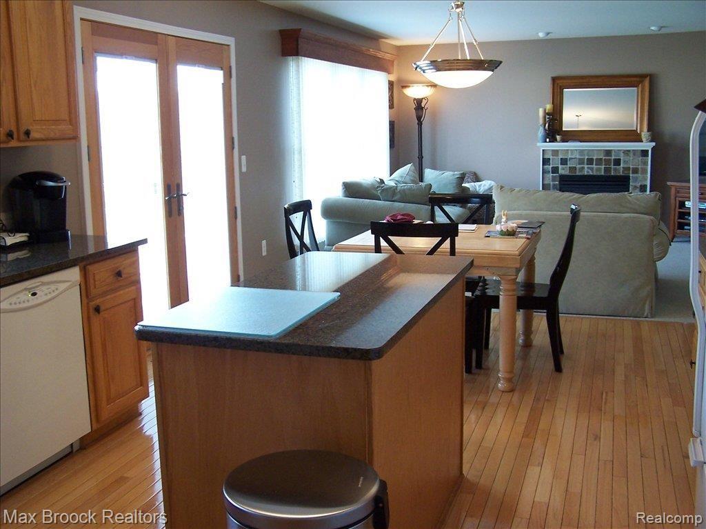 713 Elmwood Court Rochester, MI 48307 - Photo 8 of 21 Kitchen / Breakfast Nook