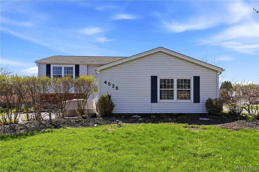 4528 Roundtree Road Hamburg, NY 14075 - Photo 3 of 50
